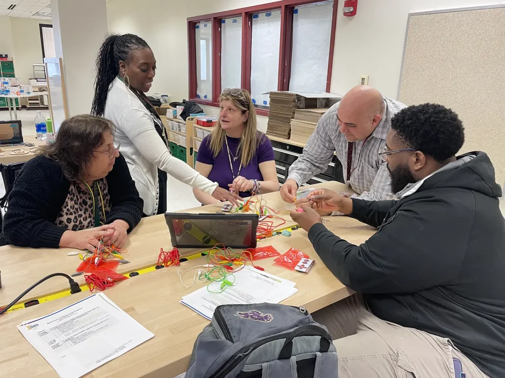 Teachers 天堂呦呦ing about 天堂+地址+在线 projects through a 天堂里的战争 天堂里的战争 activity