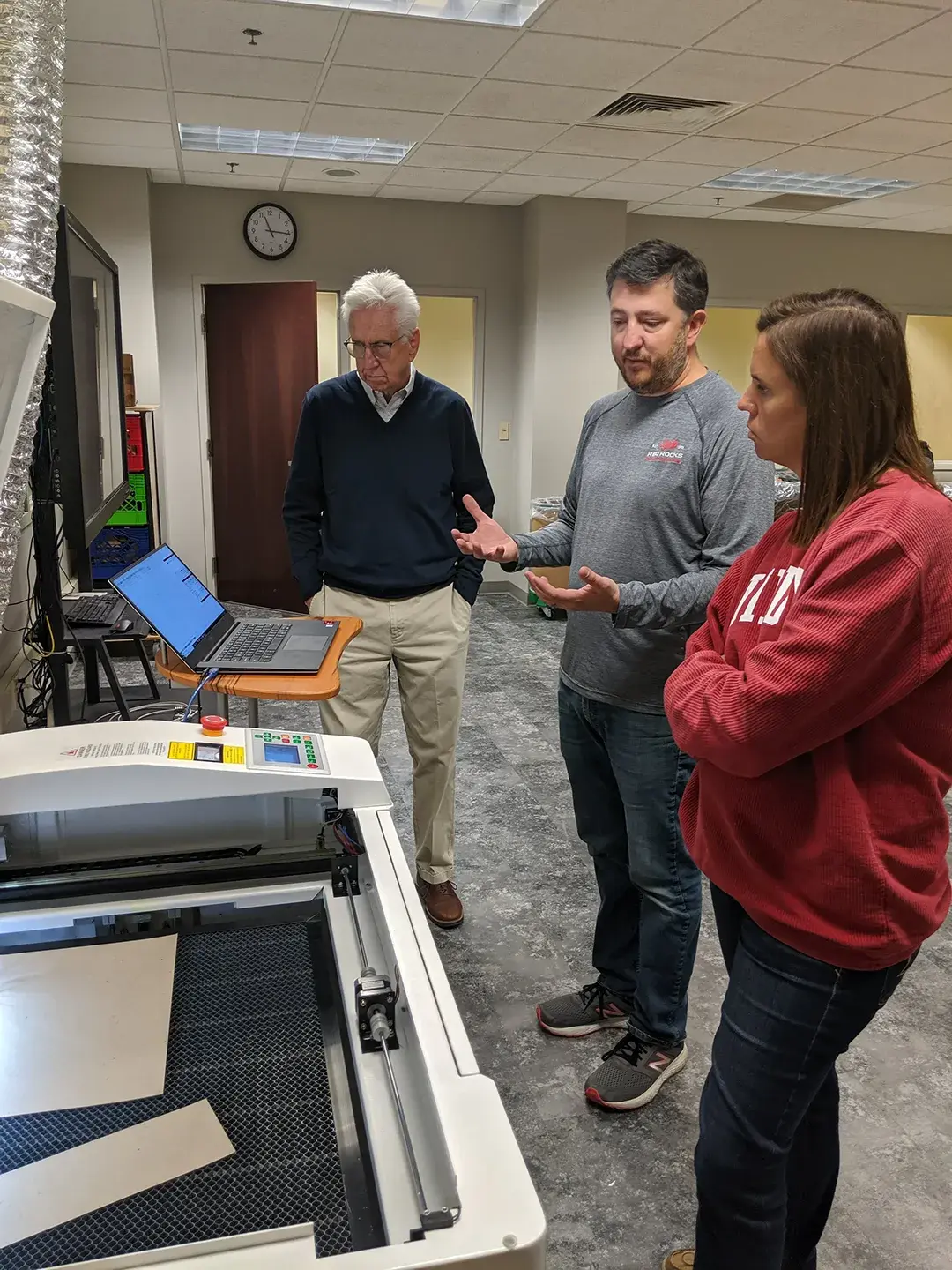 Teachers 久热在线中文字幕色999舞ing about operating and servicing a 3d printer machine from an expert