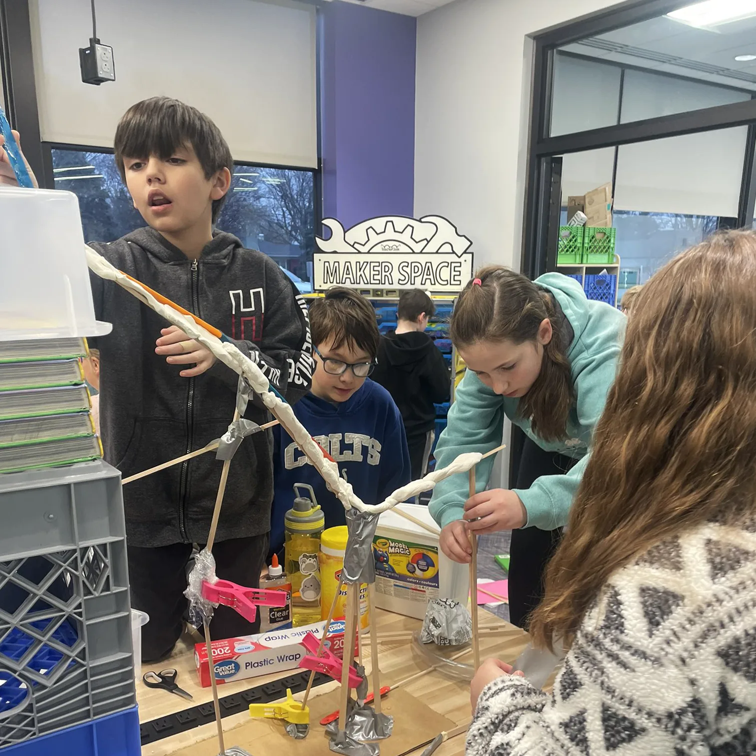 Elementary students working together on a stem project in a 天堂+地址+在线